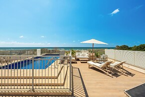 Garden& Rooftop Beachfront Apartment
