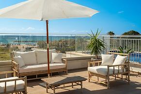 Garden& Rooftop Beachfront Apartment