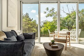 Garden& Rooftop Beachfront Apartment