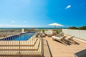Garden& Rooftop Beachfront Apartment