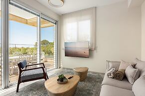 Garden& Rooftop Beachfront Apartment