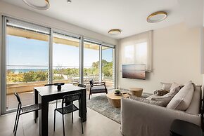 Garden& Rooftop Beachfront Apartment