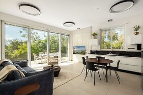 Garden& Rooftop Beachfront Apartment
