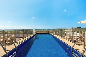Garden& Rooftop Beachfront Apartment