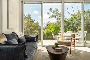 Garden& Rooftop Beachfront Apartment