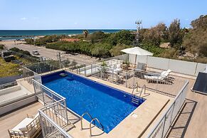 Garden& Rooftop Beachfront Apartment