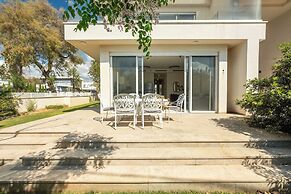 Garden& Rooftop Beachfront Apartment