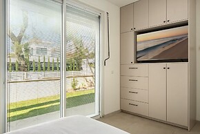 Garden& Rooftop Beachfront Apartment