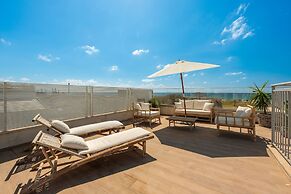Garden& Rooftop Beachfront Apartment