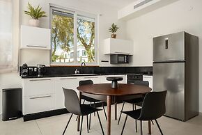 Garden& Rooftop Beachfront Apartment