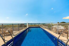 Garden& Rooftop Beachfront Apartment