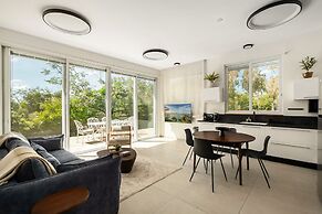 Garden& Rooftop Beachfront Apartment