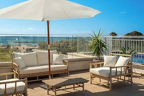 Garden& Rooftop Beachfront Apartment