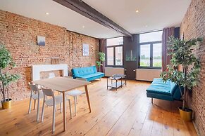 Two-bedroom Apartment by the River