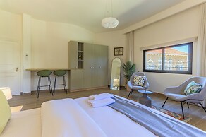 Quattro - Deluxe Studios & Rooftop in Batroun