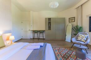 Quattro - Deluxe Studios & Rooftop in Batroun