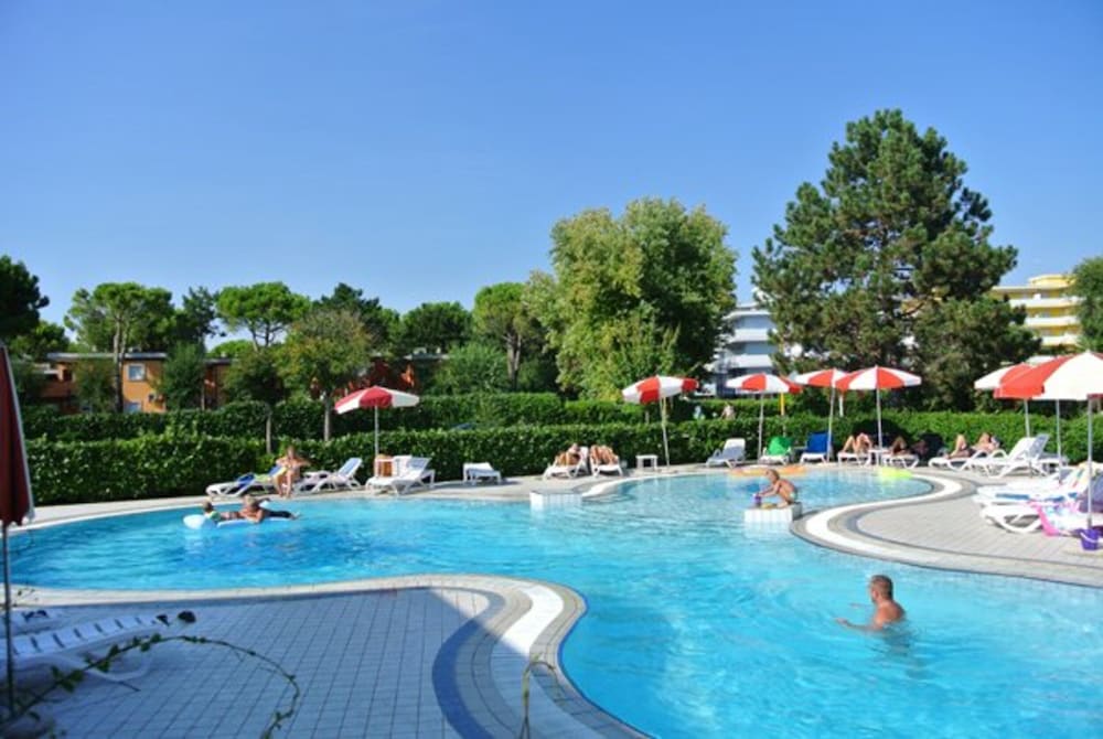 Accommodation With Shared Pool for Eight Guests