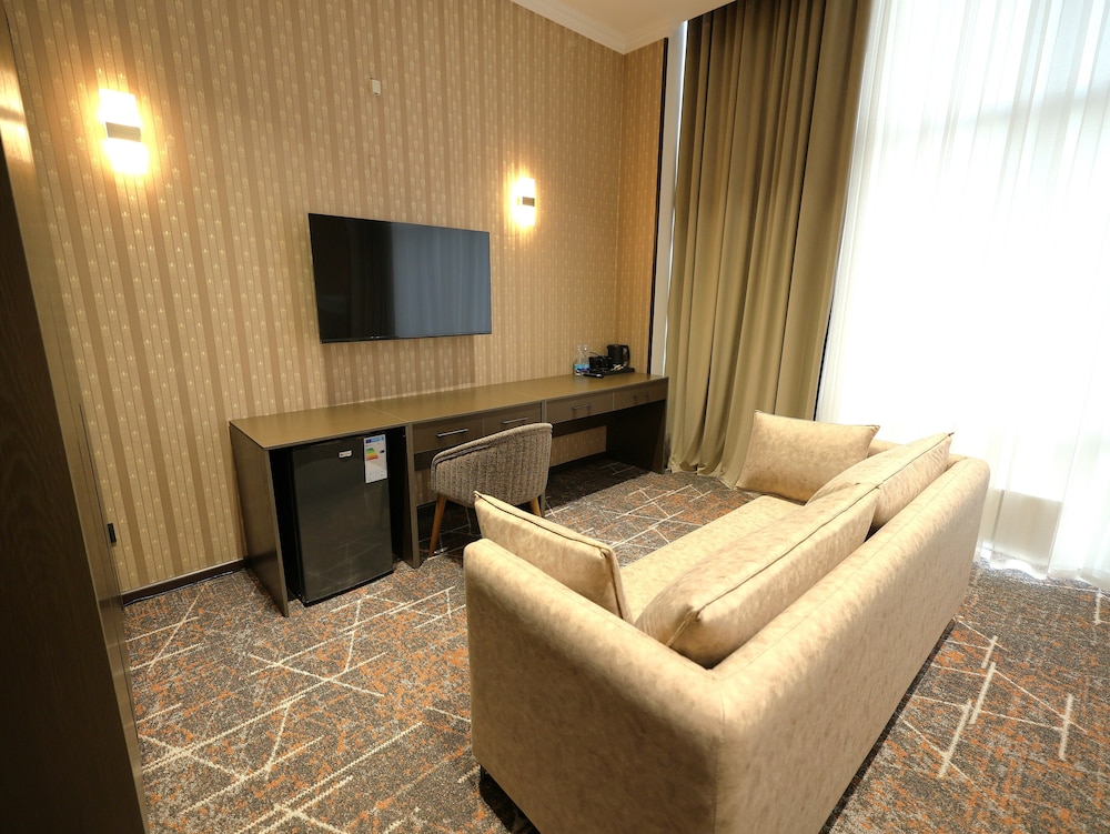 Qo'noq South railway hotel