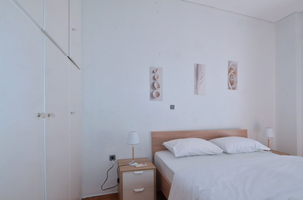 A cozy minimal apartment at Koukaki