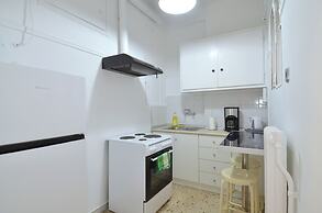 A cozy minimal apartment at Koukaki
