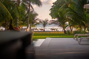 Villa Assinie Beachfront Home With Direct Ocean Access