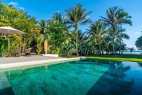 Villa Assinie Beachfront Home With Direct Ocean Access