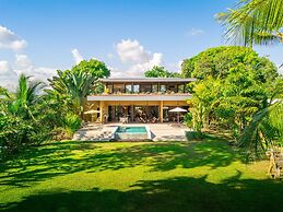 Villa Assinie Beachfront Home With Direct Ocean Access