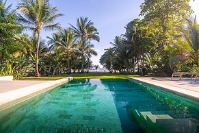 Villa Assinie Beachfront Home With Direct Ocean Access