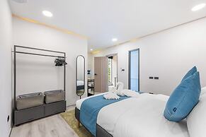 Elegant Pool Access Townhouse Near Beach