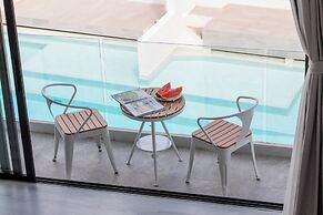 Elegant Pool Access Townhouse Near Beach