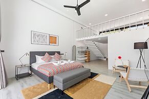 Elegant Pool Access Townhouse Near Beach