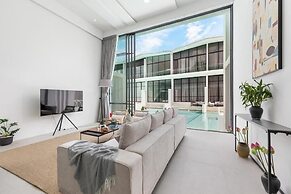 Elegant Pool Access Townhouse Near Beach