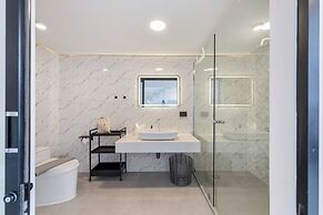 Elegant Pool Access Townhouse Near Beach