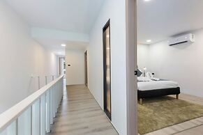 Elegant Pool Access Townhouse Near Beach