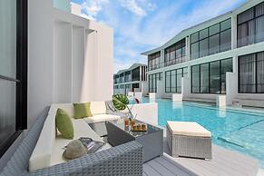 Elegant Pool Access Townhouse Near Beach