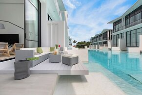 Elegant Pool Access Townhouse Near Beach