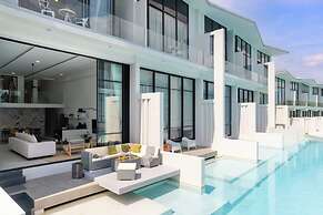 Elegant Pool Access Townhouse Near Beach
