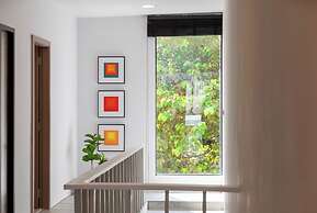 Elegant Pool Access Townhouse Near Beach