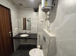 Hotel Regal By Rhytham