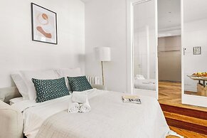 Bright Parisian 1BR by Champs