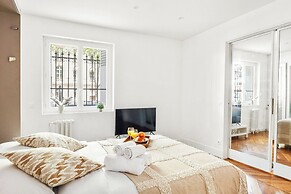 Bright Parisian 1BR by Champs