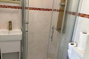 Studio - Parking - Garden - Wifi - Sleeps 2