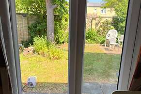 Studio - Parking - Garden - Wifi - Sleeps 2