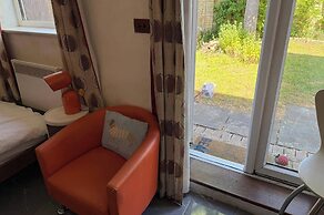 Studio - Parking - Garden - Wifi - Sleeps 2