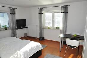 N37-modern eingerichtete Zimmer