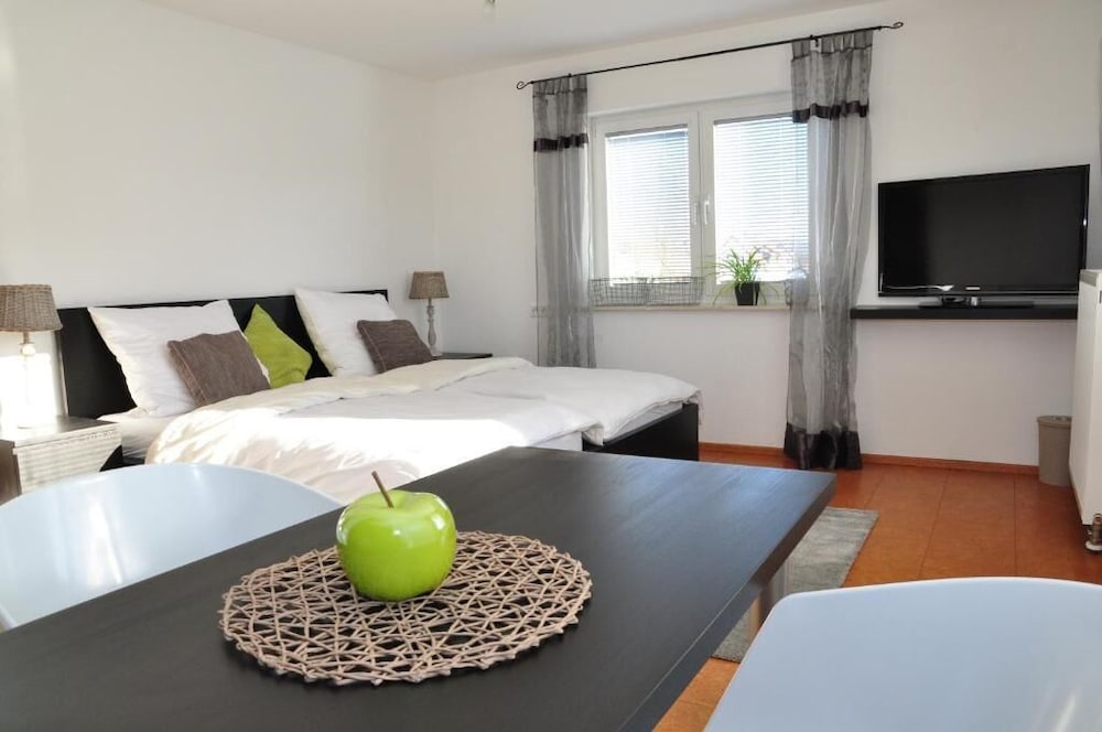 N37-modern eingerichtete Zimmer