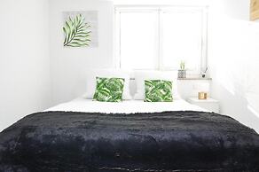 N37-modern eingerichtete Zimmer