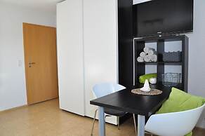 N37-modern eingerichtete Zimmer