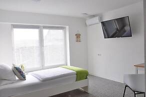N37-modern eingerichtete Zimmer