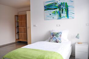N37-modern eingerichtete Zimmer